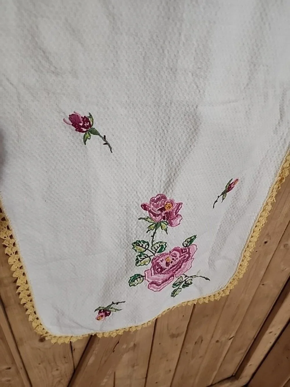 Vintage Hand Embroidered Crocheted‎ Edge Rose Floral Table Runner Dresser Scarf